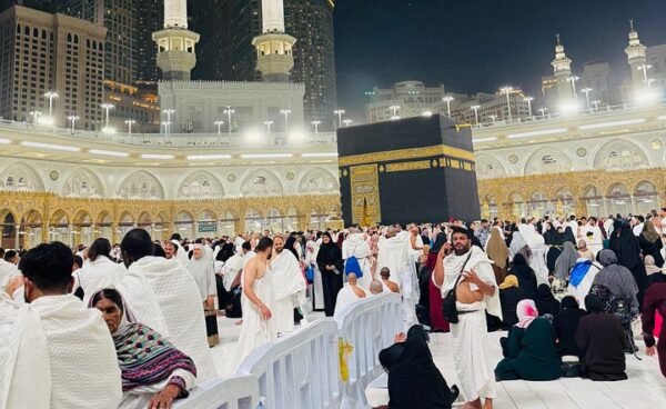 pilgrims surrounding kaaba